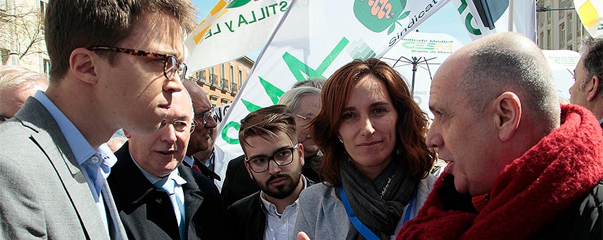 Iñigo Errejón diputado de Podemos, charla con Gabriel del Pozo, vicesecretario general de CESM, ante la atenta mirada de Francisco Miralles, secretario general de CESM, Daniel Sánchez, vicepresidente de CEEM, y Mónica García, portavoz en la Comisión de Sanidad en la Asamblea de Madrid. 