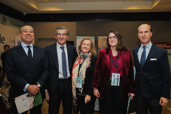 Óscar Castro, Juan Abarca Cidón, presidente de HM hospitales; Margarita Alfonsel, exsecretaria general de Fenin; Ofelia De Lorenzo; y Jaime Olmedo, rector de la Universidad Camilo José Cela.