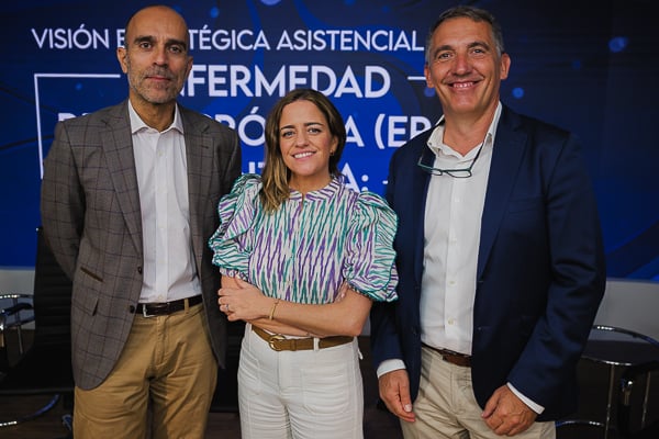 Ricardo López, director general de Sanitaria 2000, Macarena Candales, directora de Accesso al Mercado y Desarrollo de Negocio de Fresenius Medical Care y Jesús González, gerente de Acceso al Mercado y Desarrollo de Negocio de Fresenius Medical Care.