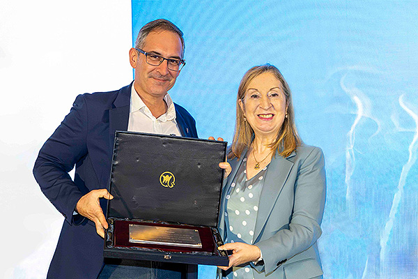 David de la Rosa ha sido el encargado de entregar el premio a Ana Pastor por su implicación política en en el ámbito de la lucha contra el tabaquismo.