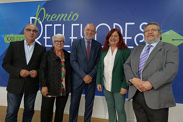 José Martínez Olmos, Carmen Gallardo, decana de la Facultad de Medicina de la Universidad Rey Juan Carlos; Rodrigo Gutiérrez, Celia Gómez y José Luis Pedreira Massa, médico en el Hospital La Luz - QuirónSalud.