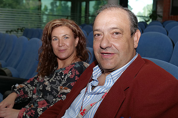 Alberto Percal, jefe de Suministros del Hospital Infanta Sofia; y Rosario Jiménez, directora de Gestión del Hospital Universitario del Tajo.