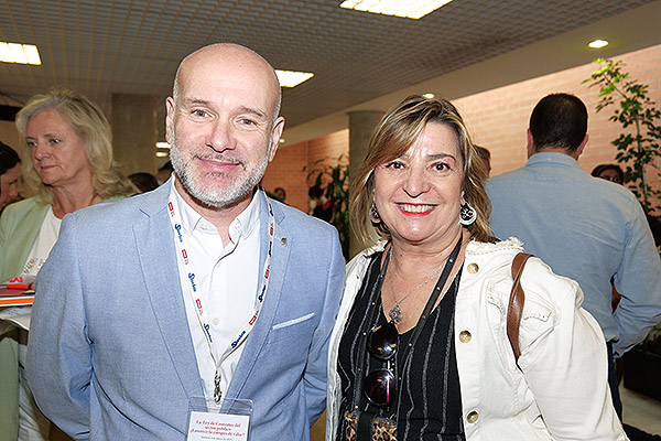 Luis Mosquera, director general de Carburos Médica; y María Isabel Navarro, jefe del servicio de Hostelería del Hospital 12 de Octubre.