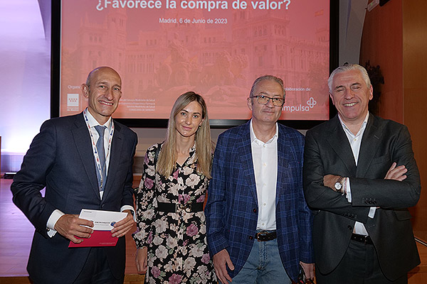 Salvador Urquía, director de Negocios de Serveo; Patricia Crespo, subdirectora de Infraestructuras y Servicios Generales del Hospital Fundación Alcorcón; Juan Carlos Alonso, director económico del Hospital Fundación Alcorcón; y Alberto López, director de Desarrollo y Operaciones de Serveo.