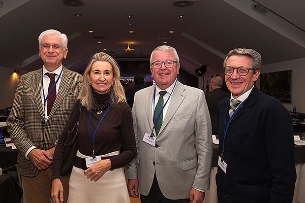 Jesús Pérez, director de Acceso al Mercado de MBA Surgical Empowerment; Beatriz López gerente del HUCA; Alfonso Rodríguez-Hevia, gerente del Hospital Universitario de León; y Pedro Izquierdo, director de gestión del Hospital Universitario de León.