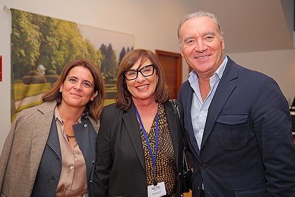 Rosa Fonseca, directora de delegación centro de Air Liquide Healhcare; Cristina Granados, gerente del Hospital de Son Espases (Palma de Mallorca); y Julio de la Rosa, director de Relaciones Institucionales y Acceso al Mercado de Air Liquide Healthcare.