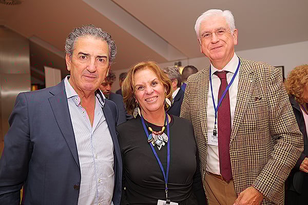 Miguel Ángel Ortiz de Valdivieso, gerente del Centro de Hemoterapia y Hemodonación de Castilla y León; Isabel Tovar; y Jesús Pérez