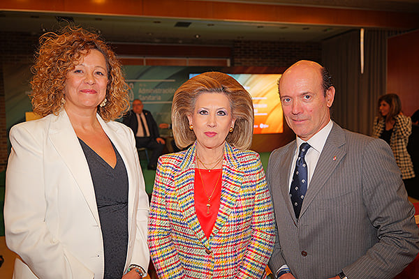 Silvia Fernández, directora general de Asistencia Sanitaria y Humanización de Castilla y León; María Jesús Violeta Martínez Pindado, directora Gerente de la Gerencia Regional de Salud del Servicio de Salud de Castilla y León; y Jesús García Cruces, viceconsejero de Sanidad de Castilla y León.