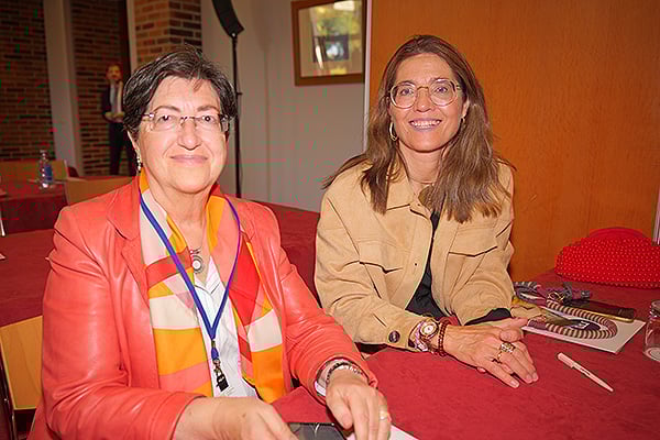 Nieves Martín, directora técnica de Farmacia de Castilla y León: y Laura Fernández, directora técnica de Asistencia Sanitaria de Castilla y León.