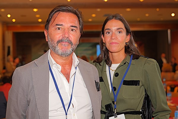 Daniel Beltran, gerente de Soluciones Estratégicas de Abbott; y Inmaculada Moron, adjunto de Relaciones Institucionales de Abbott.
