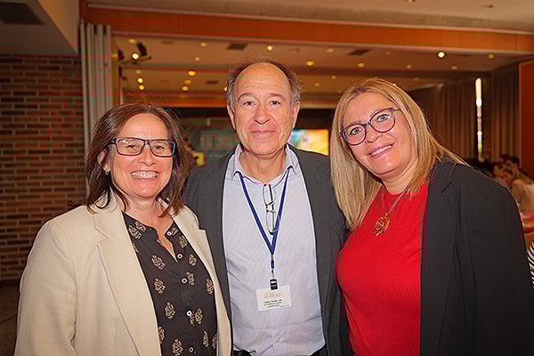 De GE HealthCare: Mónica Penedo, sells manager; Luis Campos, director general; y Emma Gómez, sells manager.