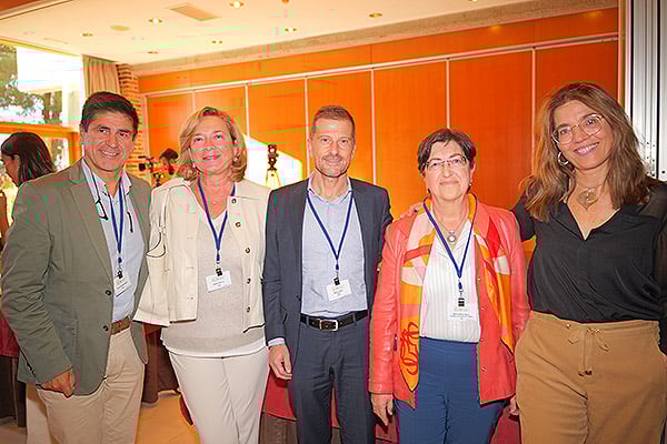 De Pfizer: Manuel vilas, responsable de Acceso en Galicia y Asturias; Eva Rapado, directora de Acceso Nacional; David Aguilar, responsable de Acceso en Castilla y León y Cantabria; Nieves Martín; y Laura Fernández.