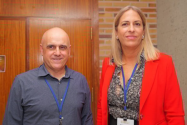 Patxi Esparza, director de Gestión Económica del Servicio Navarro de Salud; y Ana González-Estefani, gerente de Desarrollo de Negocio de Abbott.