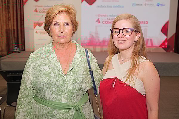 María Sánchez Martín, miembro de la Junta Directiva de la Federación Salud Mental de Madrid; junto a su acompañante.