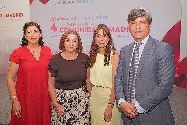 Ana Izquierdo, adjunto de Ostomías del Hospital Universitario Infanta Sofía; Dulce Mendez, adjunto Ostomías del Hospital Universitario Infanta Sofía; Sandra Turégano, supervisora de Consultas Externas del Hospital Universitario Infanta Sofía.; y Guillermo Ceñal, gerente del hospital Infanta Sofía.