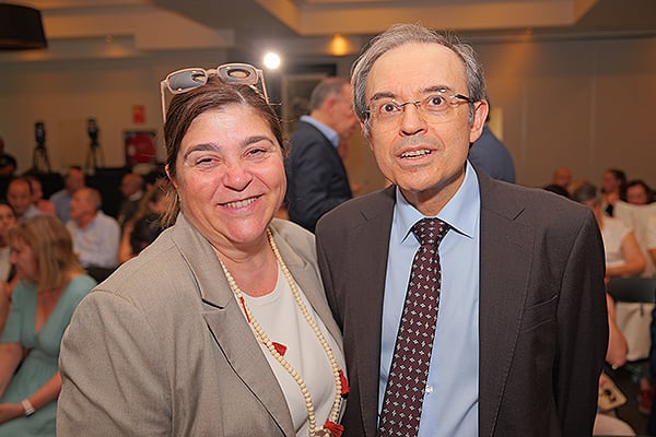 Almudena Santano y  Javier Arias, decano de la Facultad de Medicina de la Complutense.