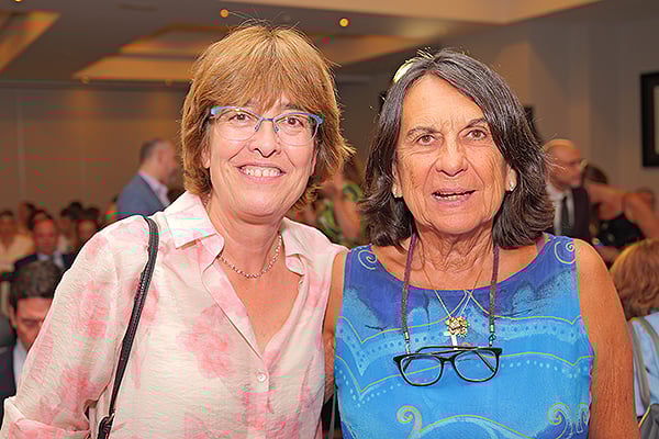 Carmen  Martínez de Pancorbo, directora gerente del Hospital 12 de Octubre;y Carmen Suárez presidenta Amareva.