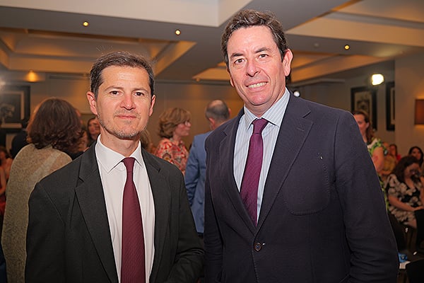 Óscar López, director de Redacción Médica; y Manuel Martínez del Peral, presidente del Colegio oficial de Farmacéuticos de Madrid.