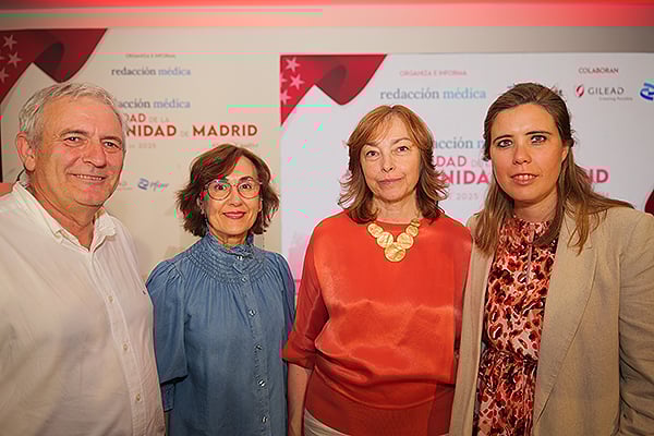 Emilio Rodríguez, director de gestión del Hospital de Móstoles; Aranzazu Álvarez, coordinadora de la Unidad de Medicina Hospitalista del Hospital Clínico San Carlos; Celia García, direcrtora gerente de Humanización, Atención y Seguridad del Paciente de la Consejería de Sanidad de la Comunidad de Madrid; y Pilar Jimeno, directora general de Inspección y Ordenación Sanitaria de la Consejería de Sanidad de la Comunidad de Madrid.