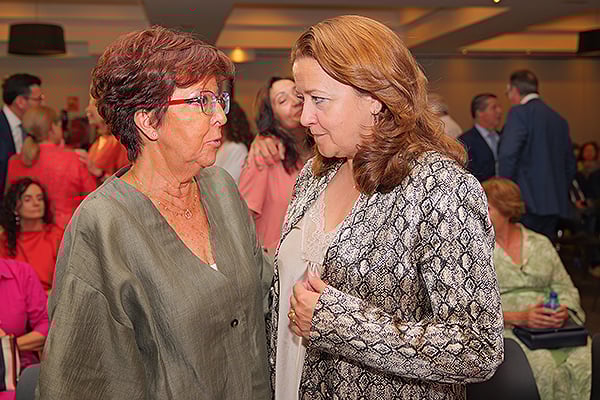 Elena Andradas saluda a Fátima Matute.