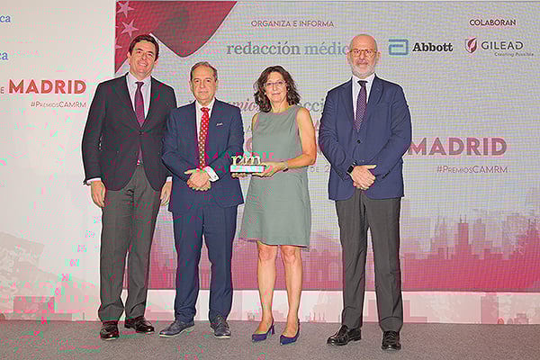 Ignacio Schoendorff, executive Director Value & Access, Spain and Portugal en Gilead Sciences; y Manuel Martínez del Peral, presidente del Colegio Oficial de Farmacéuticos de Madrid, entregan el premio de la Categoría de Acción Farmacéutica a José Nieves González, consejero Delegado de la Agencia de Contratación Sanitaria de la Comunidad de Madrid; y a Mª José Calvo, subdirectora General de Farmacia y Productos Sanitarios del Servicio Madrileño de Salud.