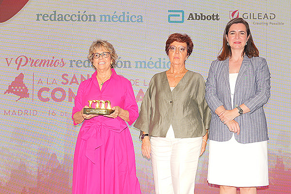 Elena Andradas, directora General de Salud Pública de la Consejería de Sanidad de la Comunidad de Madrid; y Cecilia Martínez, presidenta de la Sociedad Española de Farmacia Hospitalaria (SEFH), entregan el premio de la Categoría de Campaña o Acción Sanitaria a Marisol Ucha, responsable de laComisión de Sanidad de Unión Interprofesional de la Comunidad de Madrid y Presidenta del Ilustre Colegio Oficial de Odontólogos y Estomatólogos de la primera Región.