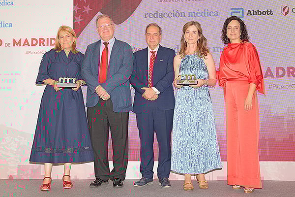 José Nieves González, consejero Delegado de la Agencia de Contratación Sanitaria de la Comunidad de Madrid; y Olga Ginés, presidenta de la Comisión de Recursos Humanos de la Alianza de la Sanidad Privada Española (ASPE), entregan el premio a la categoría Acción Tecnológica a Ignacio Martínez Caballero, coordinador Médico del Laboratorio de Análisis del Movimiento del Hospital Niño de Jesús; y María Teresa Vara, jefa del Servicio de Rehabilitación del Hospital Infantil Niño Jesús; y Olga Arroyo, jefa del Servicio de Rehabilitación y Medicina Física del Hospital General Universitario Gregorio Marañón.