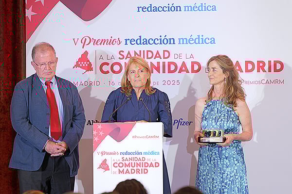 Ignacio Martínez Caballero y María Teresa Vara Arias del Hospital Niño Jesús, con Olga Arroyo Riaño del Hospital Gregorio Marañón entre ambos.
