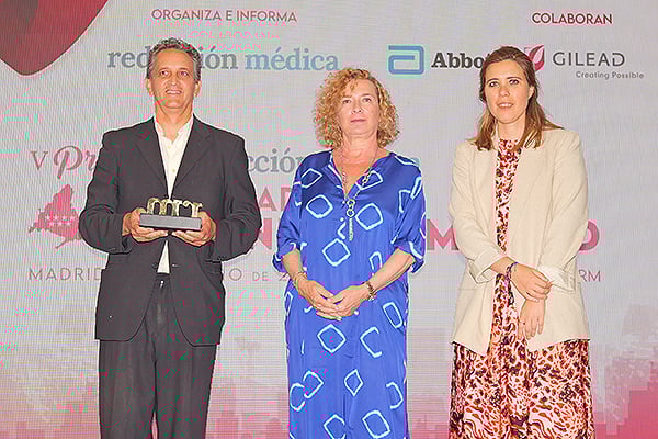 Pilar Jimeno, directora General de Inspección y Ordenación Sanitaria de la Consejería de Sanidad de la Comunidad de Madrid; y Eva Rapado, directora Nacional de Relaciones Institucionales y Acceso de Pfizer, entregan el premio a la categoría de Acción Investigadora a Miguel Holgado, director del Grupo de investigación de Órganos y Tejidos en chips y Detección In vitro del Instituto de Investigación Sanitaria del Hospital Clínico San Carlos.