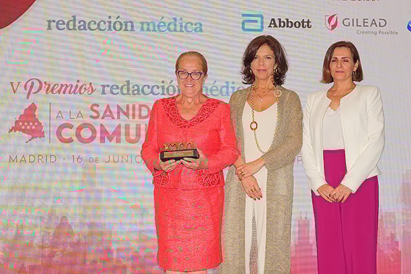 Isabel Pineros, directora de Prestación Farmacéutica y Acceso de la Asociación Nacional Empresarial de la Industria Farmacéutica (Farmaindustria); y Marta Villanueva, directora General del Instituto para el Desarrollo e Integración de la Sanidad (IDIS), entregan el premio a la categoría de Centro Sanitario Privado a Mercedes Cuesta, directora Médica del Hospital Ruber Internacional-Quirón Salud.