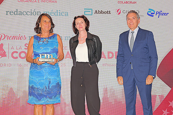 Sarah Christiaanse, directora General de Abbott Diabetes Care España; y Tomás Chivato Pérez. Vicepresidente de la Conferencia Nacional de Decanos de Facultades de Medicinas Españolas (CNDFME), entregan el premio a la categoría de Sociedad Cinetífica a Carmen Suárez Fernández. Presidenta de la Asociación Madrileña de Riesgo Vascular (Amareva).