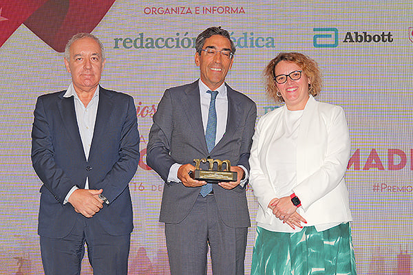 Almudena Quintana, directora general Asistencial del Servicio Madrileño de Salud; y José Soto, presidente de la Sociedad Española de Directivos de la Salud (Sedisa), entregan el premio a la categoría de Médic@ a Julián Pérez-Villacastín Domínguez. Jefe de Servicio de Cardiología del Hospital Clínico San Carlos, Catedrático de la Universidad Complutense de Madrid y Director de CARDIORED1.