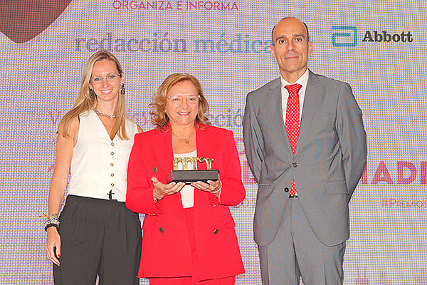 López, director General de Sanitaria 2000 - Empresa editora de Redacción Médica, entregan el premio a la categoría Servicio Hospitalario a Montserrat Graell Berna, jefa de Psiquiatría y Psicología Clínica del Hospital Infantil Universitario Niño Jesús.