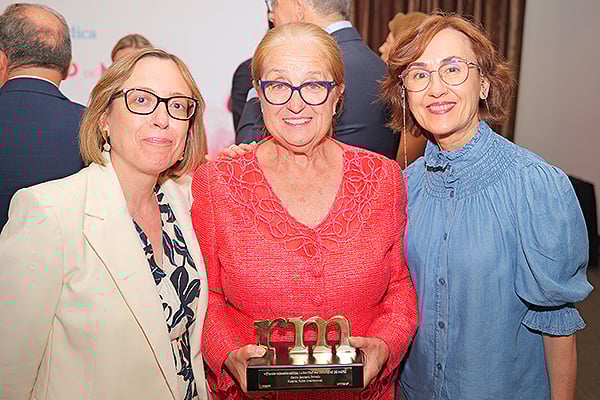Carmen González, directora general de Coordinación Sociosanitaria; Mercedes Cuesta, directora médica del Hospital Ruber Internacional-Quirón Salud; y Arantxa Álvarez de Arcaya, coordinadora de la Unidad de Medicina Hospitalista del Hospital Clínico San Carlos.
