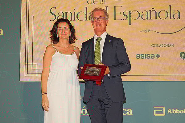 María Souto Aller, secretaria General de la Consejería de Salud de Cantabria (en nombre de César Pascual Fernández, consejero de Sanidad de Cantabria), entregan el premio a Fernando Gómez-Pamo Guerra del Río, director General de Salud Mental y Adicciones del Servicio Canario de Salud (en nombre de Antonia María Pérez Pérez, directora General de Programas Asistenciales del Servicio Canario de Salud).