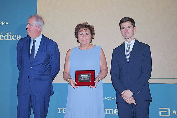  Laura Gutiérrez, viceconsejera de Sanidad de la Comunidad de Madrid y; Óscar López, director de Redacción Médica, entregan el premio a  María Isabel de Frutos Iglesias, directora General de Salud Pública de la Consejería de Salud de Cantabria.