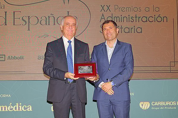 Juan Fernando Muñoz, secretario General del Ministerio de Sanidad; y Luis Mayero, Consejero de ASISA-Lavinia y Delegado en Madrid, entregan el premio a Jesús María Cañavate, director General de Planificación, Farmacia e Investigación Sanitaria de la Consejería de Salud de la Región de Murcia.