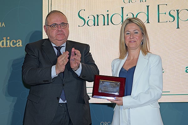  Alejandro Vázquez Ramos. Consejero de Sanidad de Castilla y León y Vicepresidente del Consejo Interterritorial del Sistema Nacional de Salud, entrega el premio a Monserrat Hernández, directora General de Cuidados y Calidad del Servicio de Salud de Castilla-La Mancha.