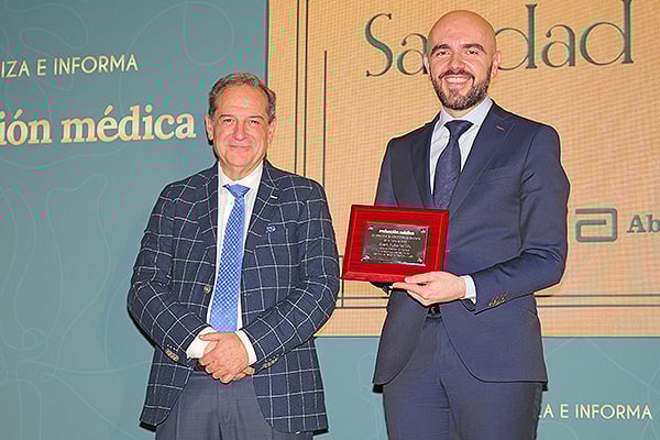 José NIeves González, consjero delegado de la Agencia de Contratación Sanitaria de la Conunidad de Madrid, entrega el premio a Álvaro Muñoz, director General de Calidad e Infraestructuras Sanitarias del Servicio de Salud de Castilla y León.