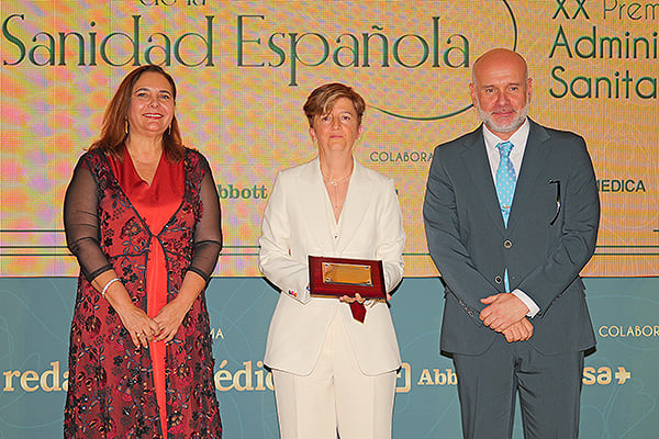 Manuela García Romero, consejera de Salud de las Islas Baleares; y Luis Mosquera, director general de Carburos Médica; entregan el premio a Mercedes Navío, gerente Asistencial de Hospitales del Servicio Madrileño de Salud.