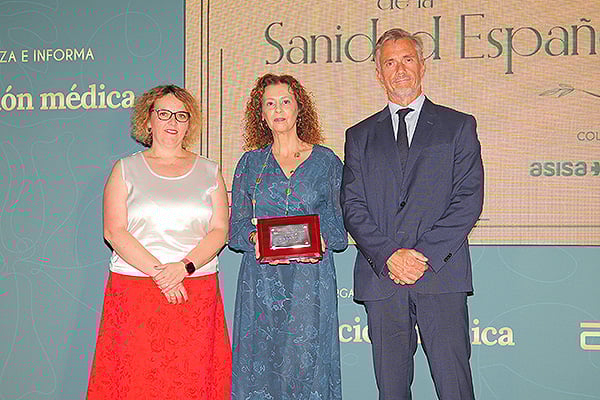 Almudena Quintana, directora general Asistencial del Sermas; y Luis García, presidente de Abbott España y Director General de la División Diagnósticos; entregan el premio a  Carmen Durán, directora Xeral de Saúde Pública de la Consellería de Sanidade de Galicia.