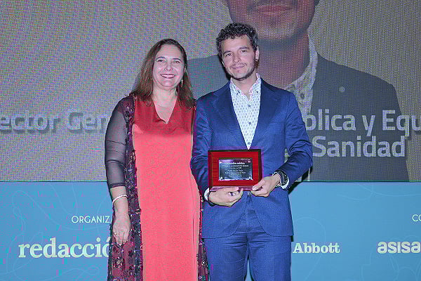 Manuela García Romero, consejera de Salud de las Islas Baleares; entrega el premio a  Pedro Gullón, director General de Salud Pública y Equidad en Salud del Ministerio de Sanidad.