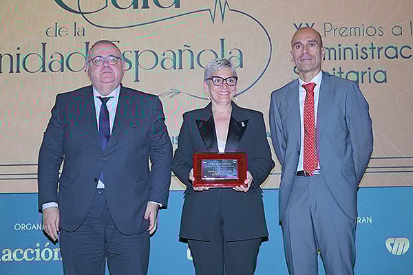 Alejandro Vázquez Ramos. Consejero de Sanidad de Castilla y León y Vicepresidente del Consejo Interterritorial del Sistema Nacional de Salud; y Ricardo López Garzón, director General de Sanitaria 2000 - Empresa editora de Redacción Médica; entregan el premio a Concepción Saavedra Rielo. Consejera de Salud del Principado de Asturias.