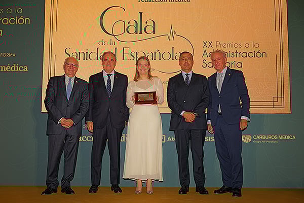 Tomás Cobo, presidente de la Organización Médica Colegial; Jesús Aguilar Santamaría, presidente del Consejo General de Colegios Oficiales de Farmacéuticos; Florentino Pérez Raya, presidente del Consejo General de Enfermería; y Óscar Castro, presidente del Consejo General de Dentistas de España; entregan el premio a   Margalida Prohens; presidenta del Govern de las Islas Baleares.