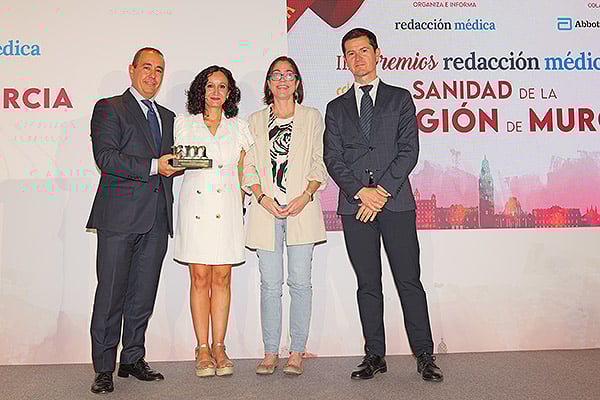 Óscar López, director de Redacción Médica, y María del Mar Torrecillas, presidena de la SEMG en Murcia, entregan el premio de la categoría de Acción Enfermera a Alfonso Llamas, supervisor de la Unidad de hospitalización de lactantes del Hospital Virgen de la Arrixaca; y Juana Martínez, supervisora del Área de Infantil del Hospital Virgen de la Arrixaca.