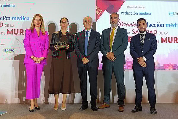 María del Mar Galindo, delegada Autonómica de la Sociedad Española de Farmacia Hospitalaria (Sefh) en la Región de Murcia, entrega el premio de la categoría de Acción Farmaceútica a Jesús Cañavate Gea, director General de Planificación, Farmacia e Investigación Sanitaria de la Consejería de Salud de la Región de Murcia; Paula Payá, presidenta del Colegio Oficial de Farmacéuticos de la Región de Murcia; Pedro Miguel Caballero, presidente del Colegio Oficial de Densitas de la Región de Murcia; y a Francisco Barranco, presidente del Colegio Oficial de Podólogos de la Región de Murcia.