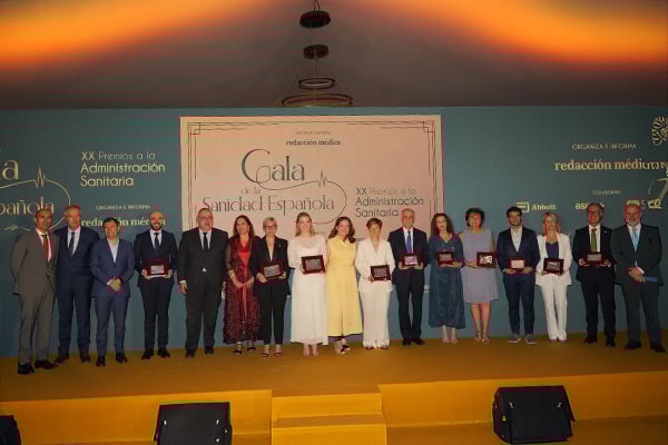 Foto de familia de los premiados de los XX Premios a la Administración Sanitaria.