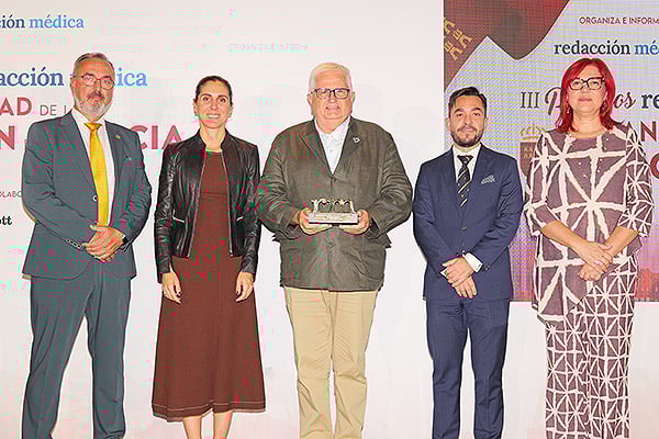 En la categoría de Asociación de Pacientes entregan el premio Paula Payá, presidenta del Colegio Oficial de Farmacéuticos de la Región de Murcia; Francisco Barranco, presidente del Colegio Oficial de Podólogos de la Región de Murcia; Amelia Corominas, presidenta del Colegio Oficial de Enfermería de la Región de Murcia; y Pedro Miguel Caballero, presidente del Colegio Oficial de Densitas de la Región de Murcia, a  Francisco Javier Ruiz de la Torre, presidente de Talentismo – Autismo Región de Murcia.