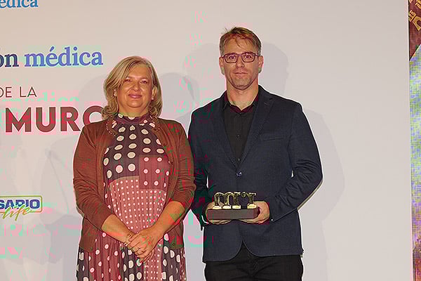 En la categoria de Aportación Tecnológica entrega el premio Elena Parlorio de Andrés, presidenta de la Sociedad Murciana de Radiología (Sormu) a Juan Carlos Navarro, responsable de la Unidad de Cirugía de Pared Abdominal- Hospital Rafael Méndez.