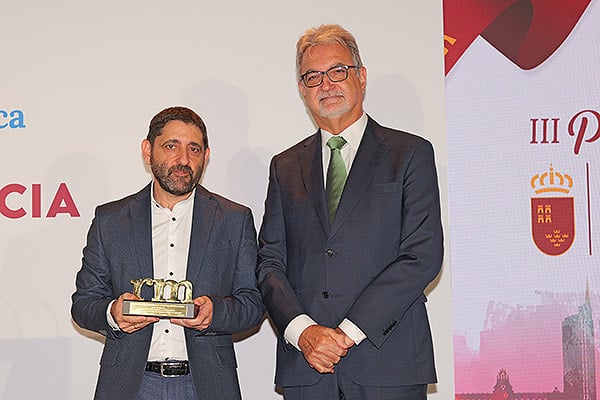 Antonio Compañ, presidente de la Conferencia de Decanos de Facultades de Medicina de España (Cndfme), entrega el premio en la categoría de Acción Investigadora a Alberto Baroja, investigador Principal de Cirugía digestiva, endocrina y trasplante de órganos abdominales del Instituto Murciano de Investigación Biosanitaria (IMIB - Pascual Parrilla).